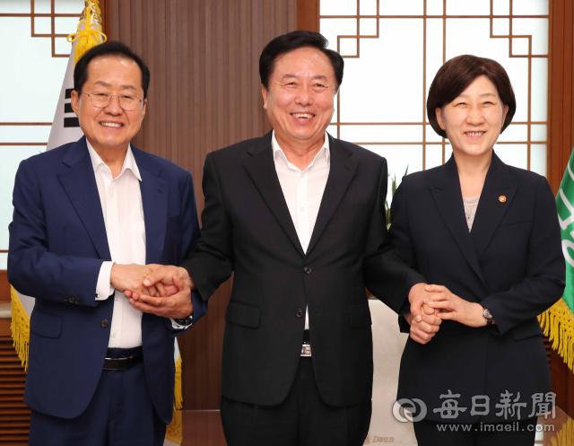 15일 오후 대구시청 산격청사에서 홍준표(왼쪽부터) 시장과 권기창 안동시장, 한화진 환경부 장관이