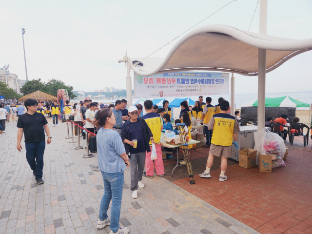 지난 13일 포항 영일대해수욕장 일대에서 포항향토청년회 회원들이 클린캠페인을 진행하고 있다. 포항향토청년회 제공.