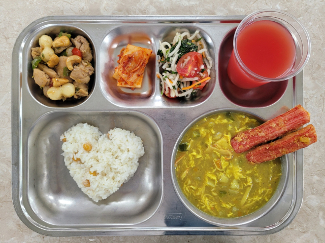 푸팟퐁커리, 닭고기 캐슈넛 볶음, 땡모반 등 상반기 건강급식 우수 학교로 선정된 서변초 급식. 대구시교육청 제공