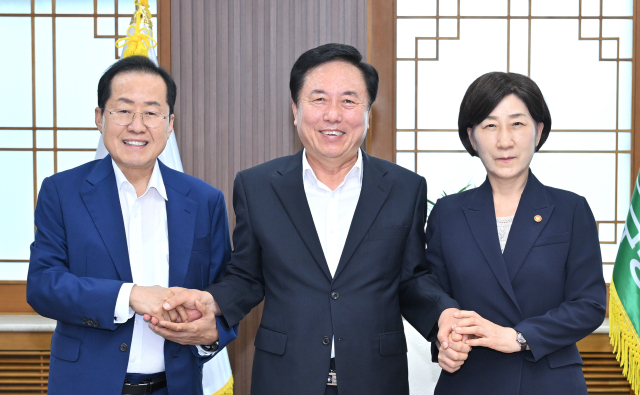 홍준표 대구시장과 권기창 안동시장(가운데), 한화진 환경부 장관이 15일 오후 대구시청 산격청사에서 만나 
