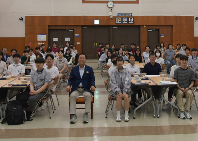 봉화군교육발전위원회가 장학금 수여식을 열고 있다. 봉화군 제공