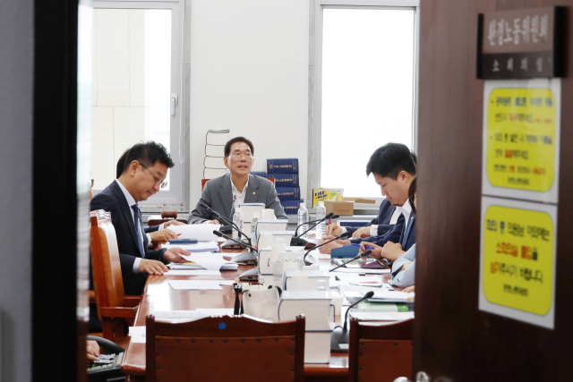 16일 오전 국회 환경노동위원회에서 고용노동법안심사소위원회가 열리고 있다. 이날 소위에서는 더불어민주당이 당론으로 정한 