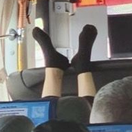 공항 리무진 버스 운전사 등받이에 맨발 '턱'…