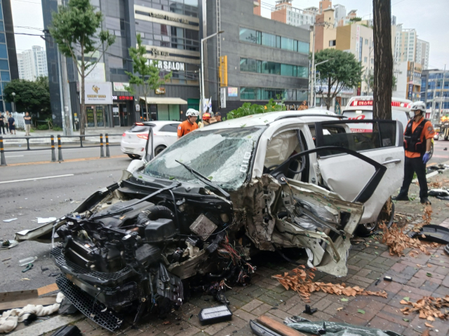 17일 오전 6시 26분쯤 대구 동구 신천역 네거리에서 SUV차량이 인도로 돌진하는 사고가 발생했다. 대구소방본부 제공