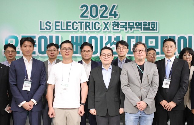 LS 일렉트릭과 한국무역협회가 개최한 오픈이노베이션 데모데이 참가자들이 행사이후 한자리에 모였다. (앞열 왼쪽부터) 최상덕 NXN Systems 대표, 곽지훈 AI Nation 대표, 김종우 LS ELECTRIC 사장, 심건호 Hooxi partners 부대표, 이호준 한국그린데이터 대표. 사진=LS일렉트릭 제공