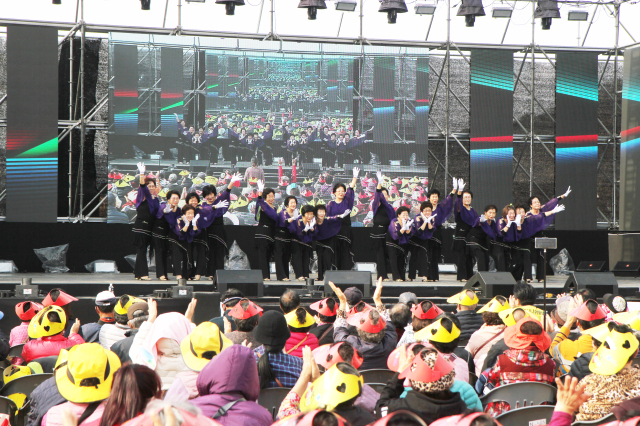 청송군이 성공적인 노인일자리사업을 추진하면서 보건복지부로부터 2년 연속 최우수상을 받았다. 청송군 제공