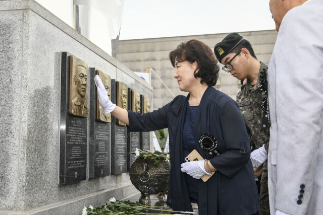 17일 오전 포항시 남구 오천읍 포항특정경비사령부 내 마린온 순직자 위령탑에서 순직 장병 유가족이 슬픔을 감추지 못하고 있다. 해병대 제공.