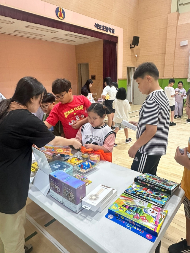18일 영양 석보초등학교가 전교생을 대상으로 성장 포인트 장터 행사를 운영해 학생들에게는 경제 교육과 인성 교육에 대한 필요성에 대해 가르치는 교육 프로그램을 진행했다. 영양교육지원청 제공