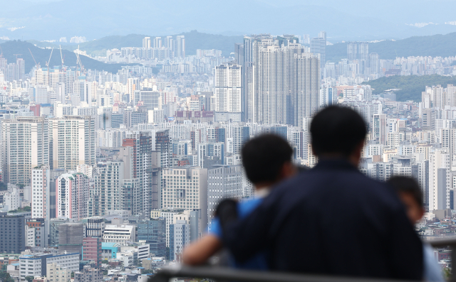 서울과 수도권 집값 상승 폭이 커지면서 작년 12월 이후 하락세를 이어온 전국 집값이 7개월 만에 상승 전환한 가운데 15일 오후 서울 남산에서 바라본 서울 아파트의 모습. 한국부동산원이 이날 발표한 