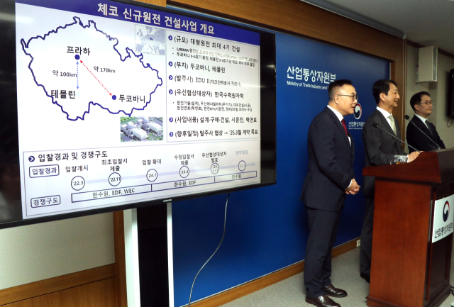황주호 한국수력원자력 사장(왼쪽)이 18일 오전 정부세종청사에서 체코 신규원전 건설사업 우선협상대상자 선정과 관련한 브리핑에서 기자들 질문에 답하고 있다. 오른쪽은 안덕근 산업통상자원부 장관과 안세진 원전산업정책국장. 연합뉴스