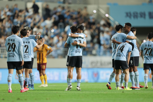 대구FC 선수들이 5월 11일 광주FC와의 경기에서 3대 2로 승리한 뒤 서로 얼싸안으며 기뻐하고 있다. 한국프로축구연맹 제공