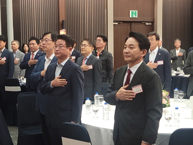 이철우 경북도지사(왼쪽)가 18일 서울 영등포구 공군호텔에서 열린