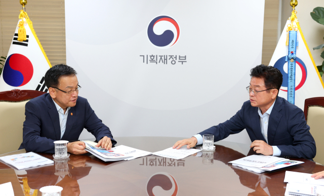 이철우 경북도지사가 18일 최상목 경제부총리를 만나 도정 주요 현안 사업에 대해 중앙정부 차원의 적극적 지원을 요청하고 있다. 경북도 제공.