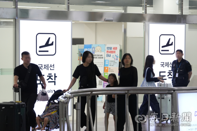 18일 오후 대구국제공항 국제선 입국장에서 일본 오사카로 여행을 다녀온 공항 이용객들이 도착장을 빠져나오고 있다. 대구국제공항은 작년 9월부터 시작한 
