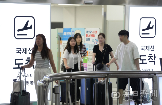 지난해 7월 대구국제공항 국제선 입국장에서 일본 오사카로 여행을 다녀온 공항 이용객들이 도착장을 빠져나오는 모습. 매일신문 DB