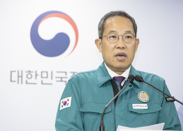 김국일 보건복지부 보건의료정책관이 18일 서울 종로구 정부서울청사에서 의사 집단행동 중앙재난안전대책본부 브리핑을 하고 있다. 연합뉴스