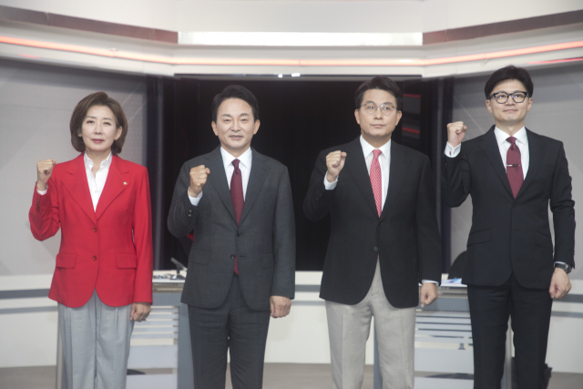 18일 오후 서울 여의도 KBS별관 스튜디오에서 국민의힘 제4차 전당대회 당대표 후보 TV토론에 나경원(왼쪽부터) 원희룡, 윤상현, 한동훈 후보가 참석해 포즈를 취하고 있다. 연합뉴스
