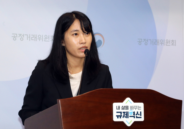 공정거래위원회 김현주 송무담당관이 18일 정부세종청사 공정위 기자실에서 2024년 상반기 공정위 소송 동향과 관련, 백브리핑하고 있다. 2024년 상반기 법원 판단이 최종적으로 확정된 전체 사건은 총 43건이며, 공정위는 이 중 39건(일부승소 포함)에서 승소, 90.7%의 승소율을 기록했다. 연합뉴스