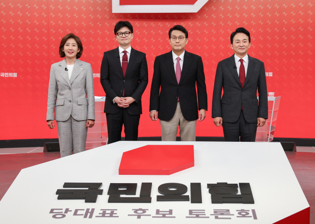 19일 서울 양천구 SBS 스튜디오에서 열린 국민의힘 제5차 전당대회 당대표 후보 방송토론회에 나선 나경원(왼쪽부터), 한동훈, 윤상현, 원희룡 후보가 기념 촬영하고 있다. 연합뉴스