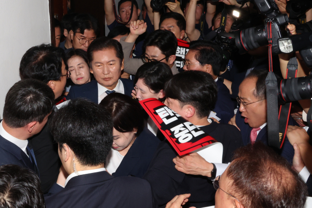 정청래 국회 법제사법위원회 위원장이 국민의힘 의원들의 항의를 받으며 19일 오전 