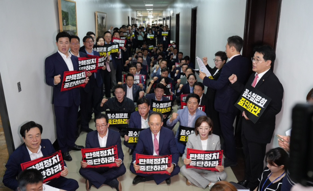 19일 국민의힘 의원들이 국회 법제사법위원회의 대통령 탄핵청원 청문회 소집에 항의하고 있다. 추경호 의원실