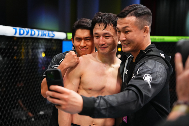 대구 출신 최두호(가운데)가 21일 미국 네바다주 라스베가스의 UFC 에이펙스에서 열린 UFC 대회에 출전해 빌 아리오를 무너뜨린 뒤 코치 역할을 맡은 