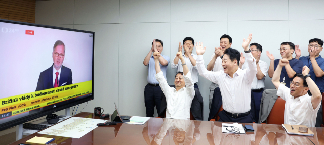 안덕근 산업통상자원부 장관을 비롯한 산업부 주요 간부들이 17일 밤 한국수력원자력이 체코 원전 우선협상대상자로 선정됐다는 현지 발표 방송을 보면서 환호하고 있다. 연합뉴스