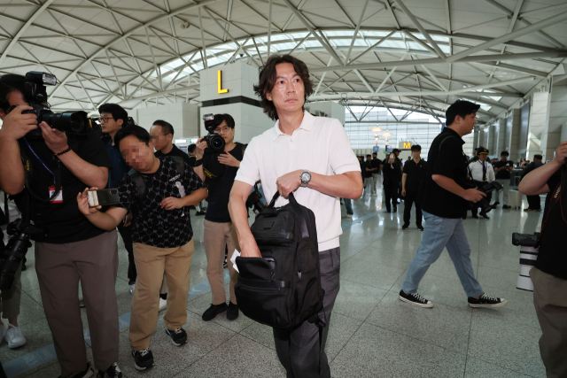 한국 축구대표팀의 새 사령탑으로 선임된 홍명보 감독이 자신을 보좌할 외국인 코칭스태프 선임 관련 업무를 처리하고자 15일 오전 인천국제공항을 통해 출국하고 있다. 연합뉴스