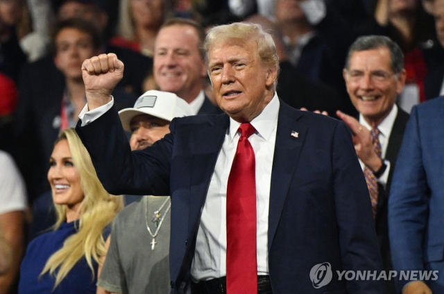 미국 공화당 대선 후보로 공식 지명된 도널드 트럼프 전 대통령이 18일(현지시간) 위스콘신주 밀워키에서 열린 공화당 전당대회 마지막날 행사에 참석해 주먹 쥔 팔을 들어 보이고 있다. 연합뉴스