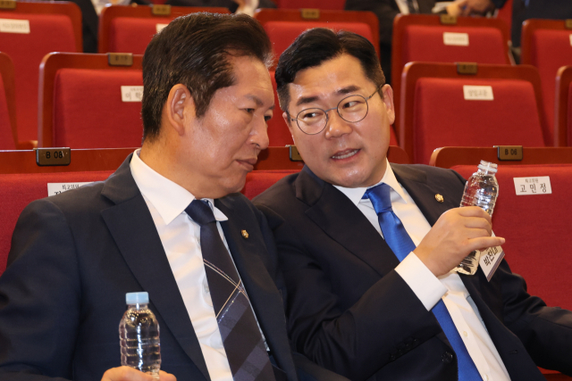 정청래 더불어민주당 최고위원과 박찬대 대표 직무대행 겸 원내대표가 지난 14일 오후 서울 여의도 국회도서관 강당에서 열린 더불어민주당 8·18 전당대회 최고위원 예비경선에서 대화를 나누고 있다. 연합뉴스