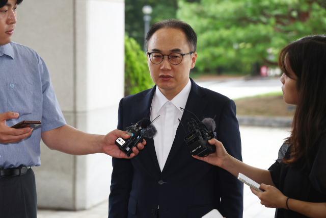 이원석 검찰총장이 22일 오전 서울 서초구 대검찰청으로 출근하며 취재진에게 입장을 밝히고 있다. 연합뉴스