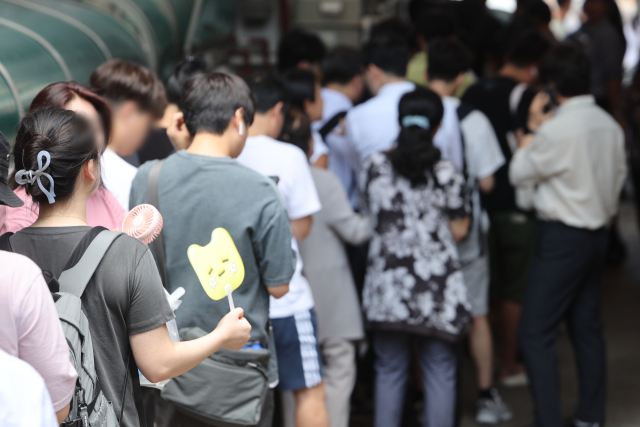 초복인 15일 서울 마포구의 한 평양냉면집 앞에서 시민들이 대기하고 있다. 연합뉴스