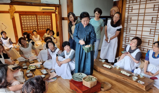 안동여성청년유도회 향토전래음식 전승교육 모습. 안동시 제공