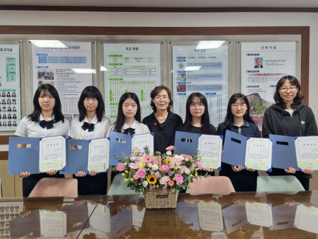 지난 19일 안동 경안여자고등학교 방학식을 앞두고 교직원들이 자발적으로 참여한 장학회에서 우수한 재학생을 대상으로 