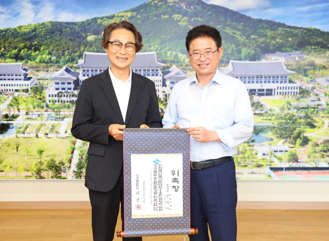 이철우 경북도지사가 22일 현택수 경일대 명예교수에게 총괄건축가 임용장을 수여하고 있다. 경북도 제공.