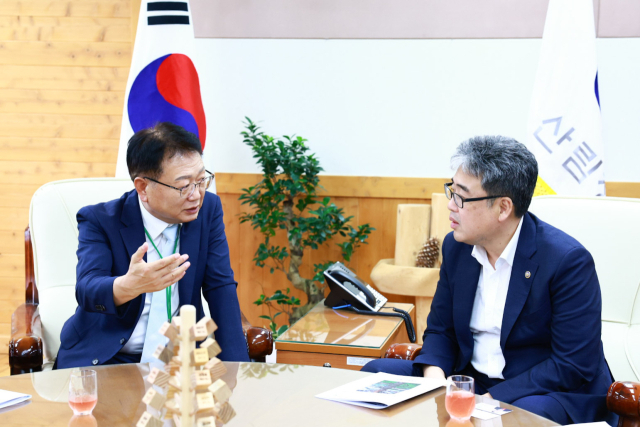 손병복 울진군수(사진 왼쪾)가 22일 산림청을 방문해 임상섭 청장에게 현안 사업에 대해 건의하고 있다. 울진군 제공