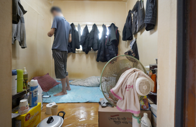 지난해 7월 22일 대구 중구의 쪽방촌에서 한 주민이 선풍기 하나로 폭염을 견디고 있다. 매일신문 DB