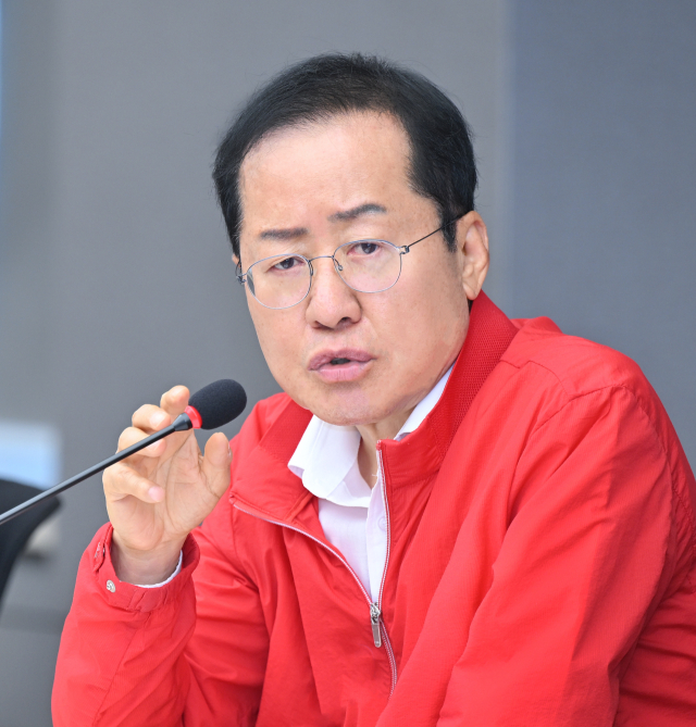 홍준표 대구시장이 22일 대구시청 산격청사에서 간부회의를 주재하고 있다. 대구시 제공