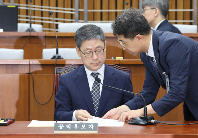 노경필 대법관 후보자가 22일 오전 국회에서 열린 국회인사청문특별위원회 인사청문회에 참석해 관계자의 설명을 듣고 있다. 연합뉴스