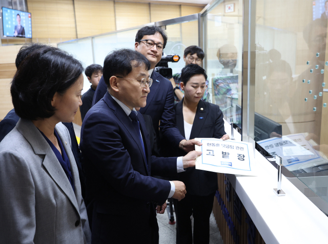 조국혁신당 차규근 의원 등이 22일 서울 서대문구 경찰청 국가수사본부에서 국민의힘 한동훈 후보의 법무부 장관 시절 댓글팀 운영 의혹과 관련 고발장을 민원실에 접수하고 있다. 연합뉴스