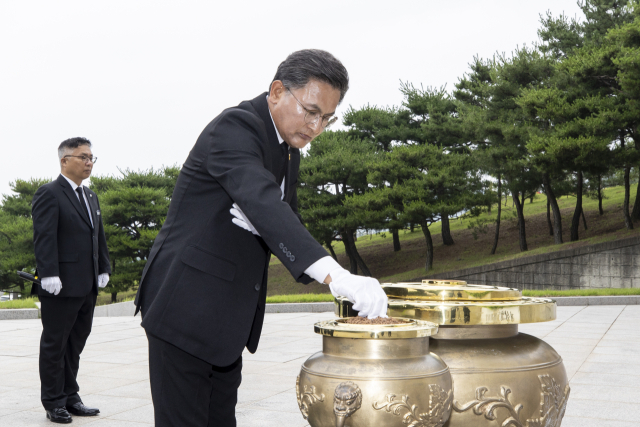 박성만 경북도의장이 국립 영천 호국원을 찾아 참배를 하는 모습. 매일신문 DB