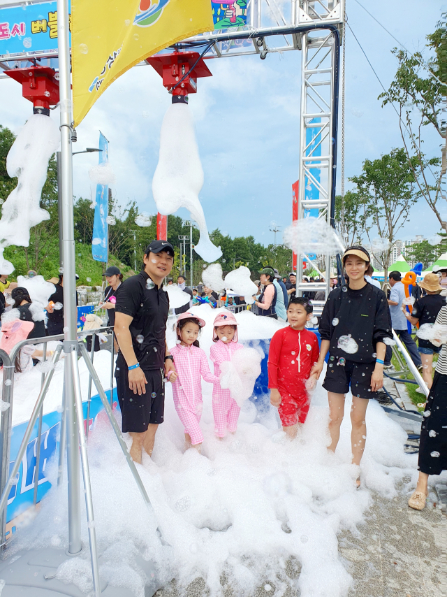 경북에서 3남매를 키우고 있는 김진미(사진 오른쪽)씨 가족이 지난 20일 예천 버블런에 참석한 모습. 독자 제공