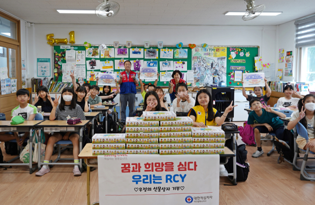 대한적십자사 대구광역시지사는 대구 만촌초등학교 청소년 단체인 RCY(청소년적십자)의 단원과 학생들이 