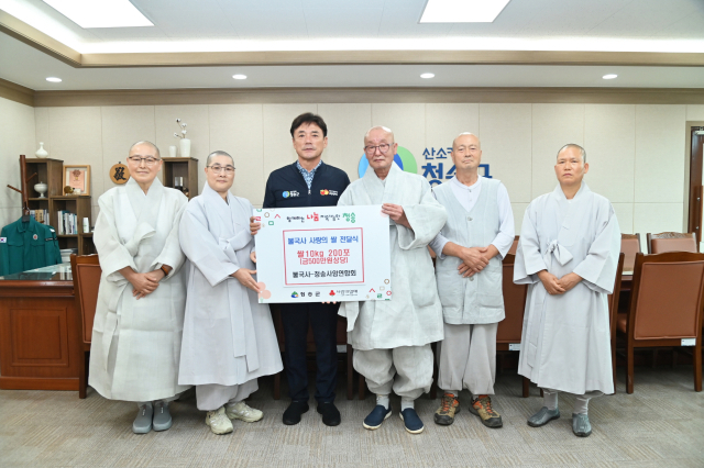 22일 청송사암연합회가 청송군을 방문해 쌀 2톤을 전달했다. 청송군 제공