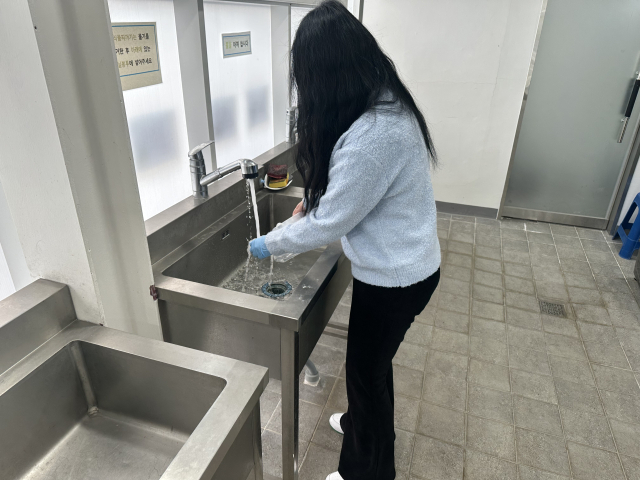 의성군 내 한 보육시설에서 수돗물을 사용하는 모습. 의성군 제공.