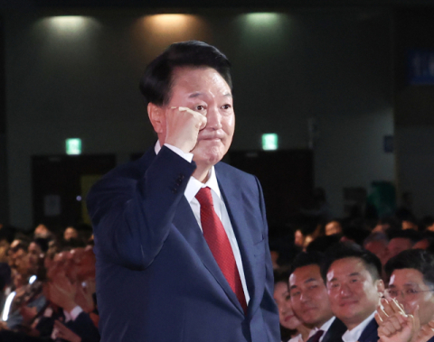 尹지지율 30% '반등'…국힘 지지도, 민주에 11%p 앞서