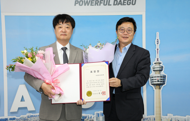 대구시는 지난 4일, 지역 보건 향상을 위해 10년간 재능기부를 지속해 온 대구시 치과의사회에 2024년 시정유공 시민 표창을 수여했다.