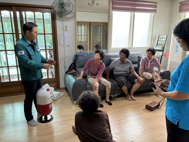 예천군보건소에서 경로당에 설치된 폐의약품 수거함을 주민들에게 보여주고 폐의약품 배출방법을 설명하고 있다. 예천군 제공