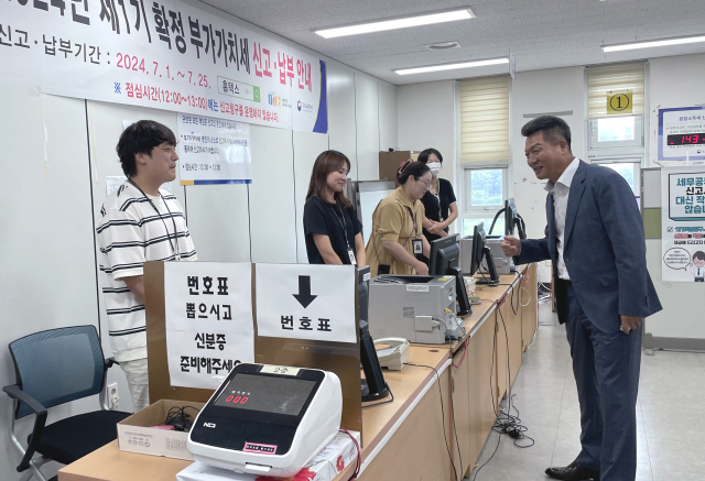 윤종건 대구지방국세청장이 지난 22일 구미시 공단동 구미세무서를 찾아 부가가치세 신고센터 운영 상황을 점검했다. 대구국세청 제공