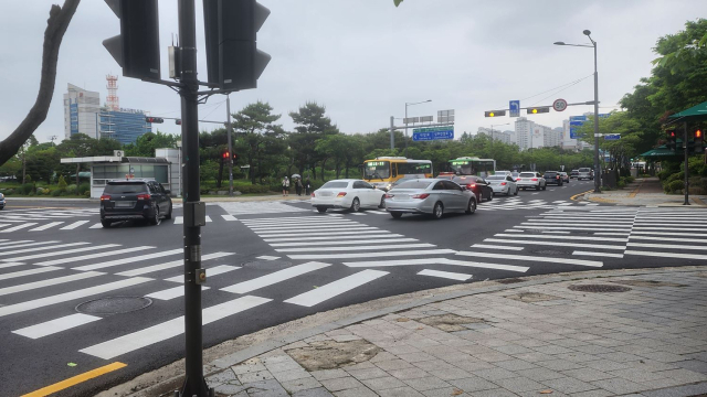 교차로 개선 작업이 이뤄진 광주광역시 서구 신시청주창 사거리. 도로교통공단 제공